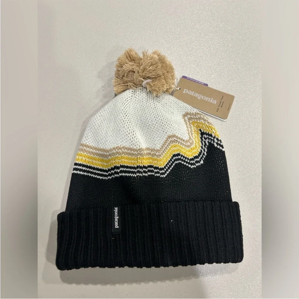 Patagonia Youth Powder Town Beanie Cream Black NWT Recycled Polyester Kids